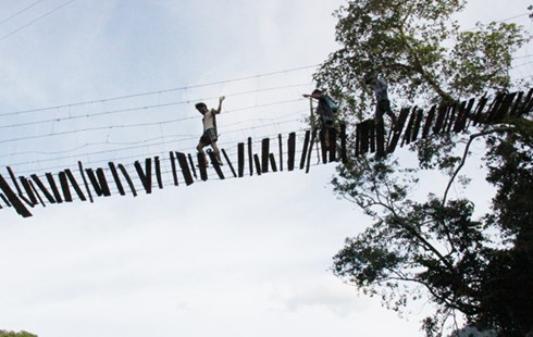 Cầu treo “tử thần” trên dòng sông Re Cầu treo “tử thần” trên dòng sông Re