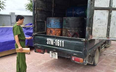 Phát hiện và tiêu hủy 4.000 lít dầu nhớt thải nguy hại