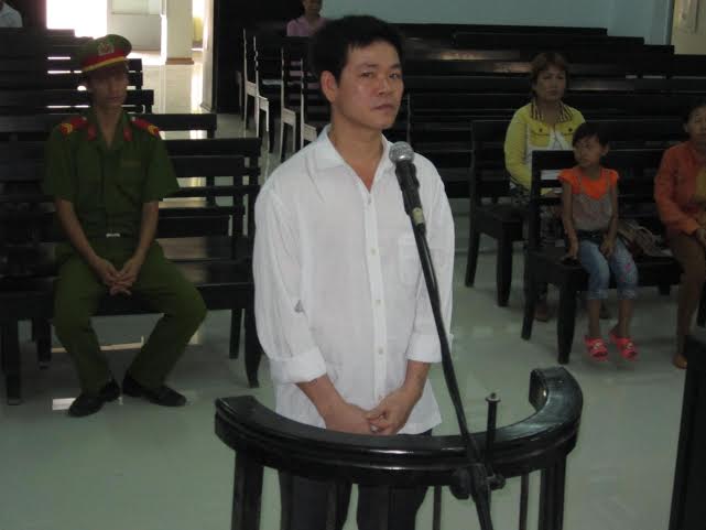 Đến nhà bạn chơi, dụ con bạn “bắt chấy” để...hiếp dâm Đến nhà bạn chơi, dụ con bạn “bắt chấy” để...hiếp dâm