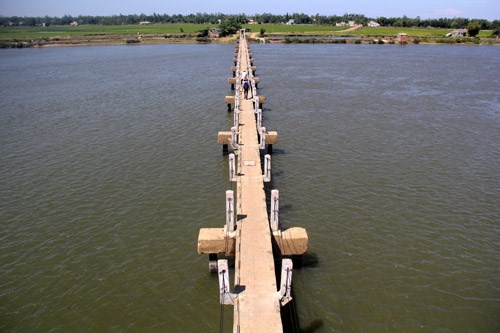 Xây trụ bê tông chặn xe qua cầu Xây trụ bê tông chặn xe qua cầu