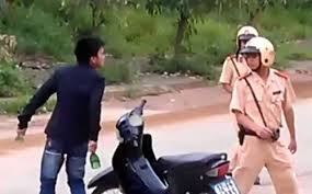 Tạm giam nam thanh niên vi phạm giao thông, tấn công cảnh sát Tạm giam nam thanh niên vi phạm giao thông, tấn công cảnh sát