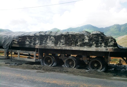 Đang lưu thông, xe đầu kéo chở xi măng bốc cháy dữ dội Đang lưu thông, xe đầu kéo chở xi măng bốc cháy dữ dội