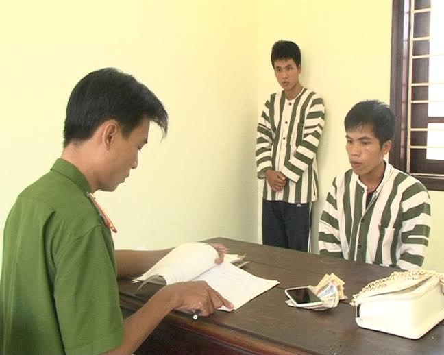 Thiếu nữ 9X nhanh trí giúp công an bắt giữ 2 tên cướp táo tợn Thiếu nữ 9X nhanh trí giúp công an bắt giữ 2 tên cướp táo tợn