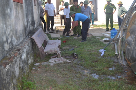 Bồn nước rơi, đè 2 học sinh chết thảm