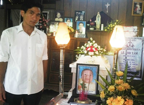 Bé 2 tháng tuổi tử vong bất thường sau 3 ngày tiêm vắc xin Bé 2 tháng tuổi tử vong bất thường sau 3 ngày tiêm vắc xin