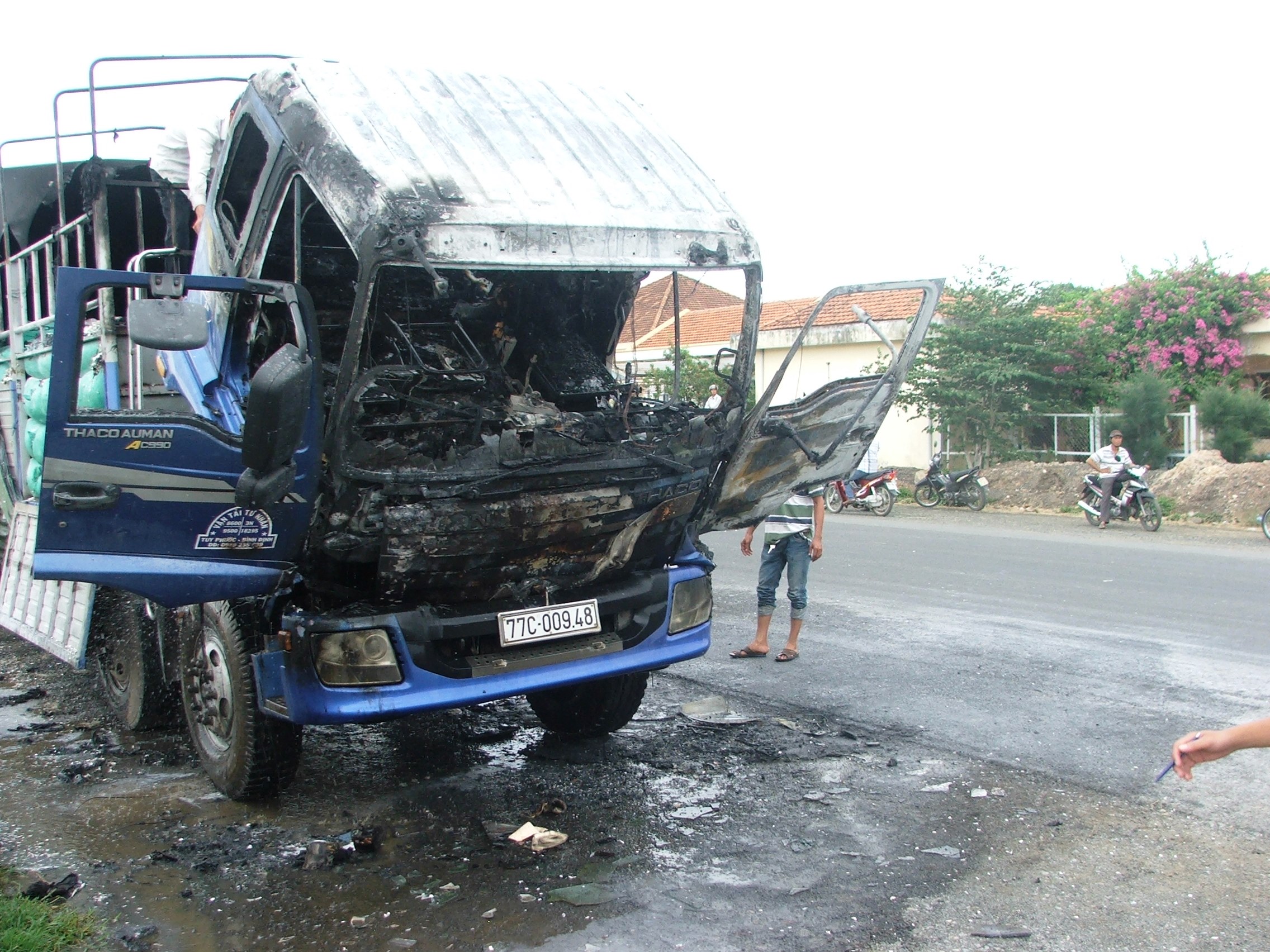 Xe tải bỗng nhiên bốc cháy, 2 người thoát chết Xe tải bỗng nhiên bốc cháy, 2 người thoát chết