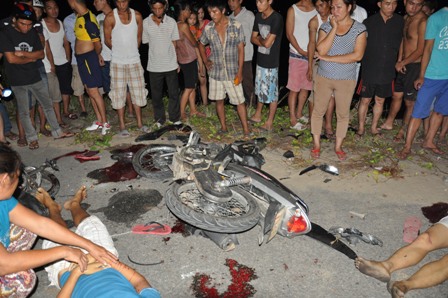 Hai xe máy “kẹp 3” đối đầu, 6 người thương vong