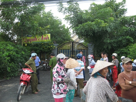 Đôi nam nữ chết lõa thể bên cạnh chai thuốc diệt cỏ