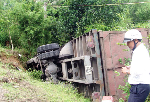 Tài xế “lái xe” lao vực, 4 người thương vong