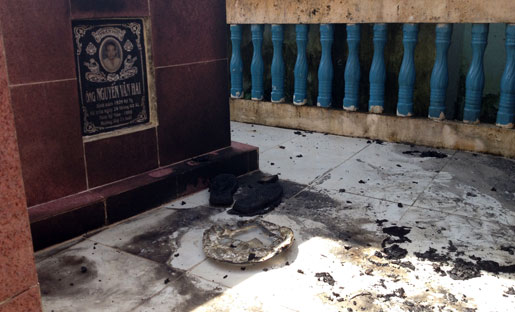 Buồn chuyện gia đình, người đàn ông tự thiêu bên mộ cha