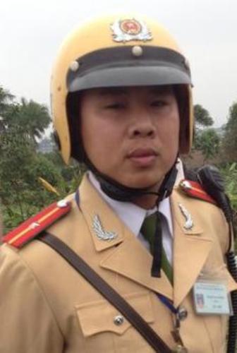 Cho rằng vô cớ đánh người, dân bức xúc quây 2 CSGT 