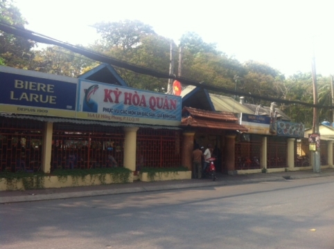 Bất chấp quy định, nhà hàng, quán nhậu vẫn lấn chiếm công viên