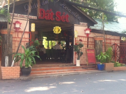 Bất chấp quy định, nhà hàng, quán nhậu vẫn lấn chiếm công viên