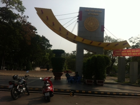 Bất chấp quy định, nhà hàng, quán nhậu vẫn lấn chiếm công viên