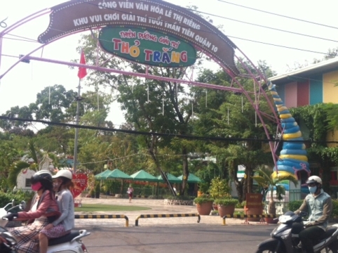 Bất chấp quy định, nhà hàng, quán nhậu vẫn lấn chiếm công viên