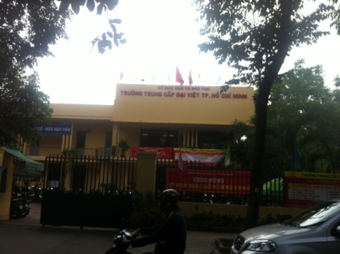 Kiểm điểm hai giám thị hạch sách thí sinh trong phòng thi