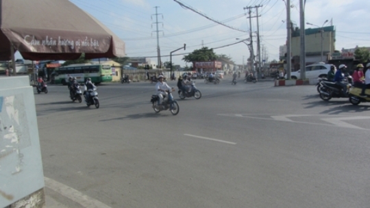 Sau kỳ nghỉ lễ, người dân ùn ùn trở về TP.HCM