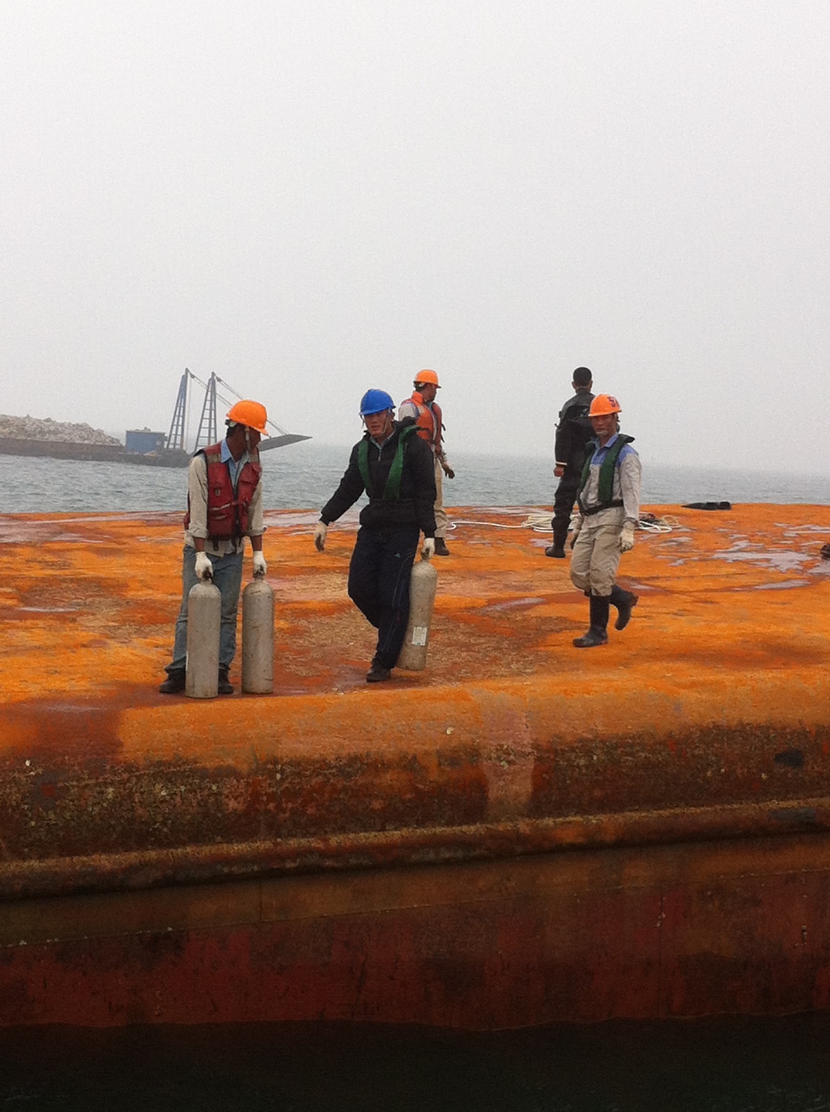 Hà Tĩnh: Chìm xà lan chở đá, một công nhân mất tích