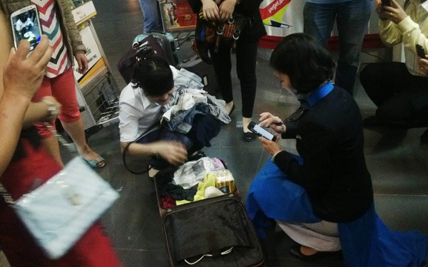 Bẻ khoá vali của hành khách: VNA không biết hay dung túng?