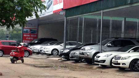 Chợ ô tô cũ Hà Nội: Xe đẹp giá 600 triệu đồng vẫn vắng khách mua Chợ ô tô cũ Hà Nội: Xe đẹp giá 600 triệu đồng vẫn vắng khách mua