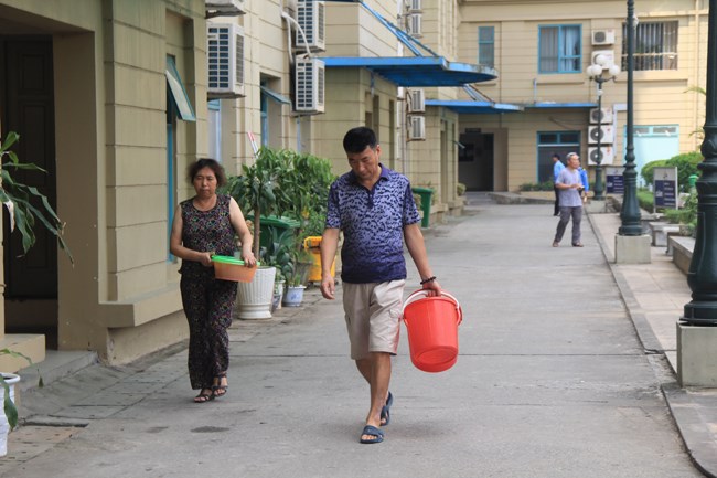Chung cư CT1 - Mỹ Đình mất nước, dân khốn khổ cõng nước lên trời