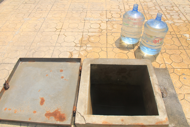 Chung cư CT1 - Mỹ Đình mất nước, dân khốn khổ cõng nước lên trời