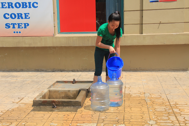 Chung cư CT1 - Mỹ Đình mất nước, dân khốn khổ cõng nước lên trời