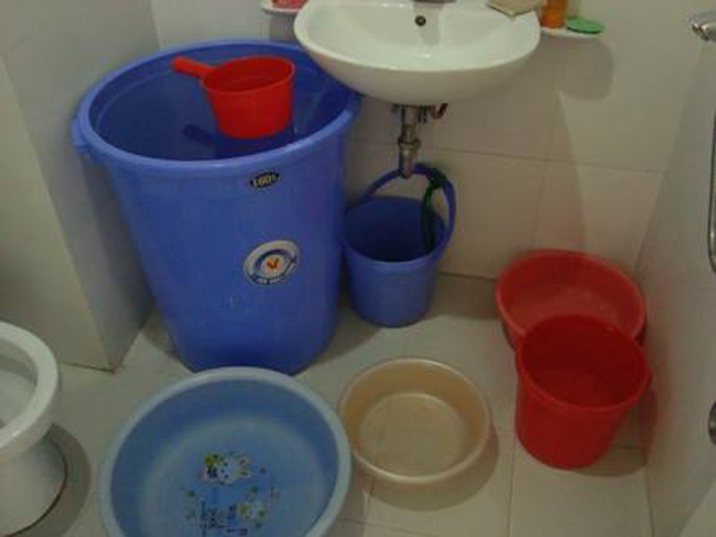 Chung cư CT1 - Mỹ Đình mất nước, dân khốn khổ cõng nước lên trời