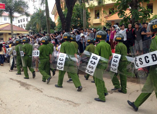 Hàng trăm người dân đập phá trụ sở UBND xã đòi thả người