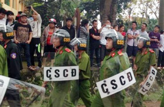 Hàng trăm người dân đập phá trụ sở UBND xã đòi thả người