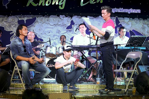 Đàm Vĩnh Hưng tạo dáng ngộ nghĩnh sau lưng Bảo Yến