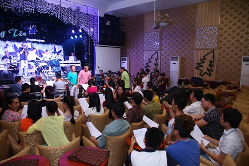 Đàm Vĩnh Hưng tạo dáng ngộ nghĩnh sau lưng Bảo Yến