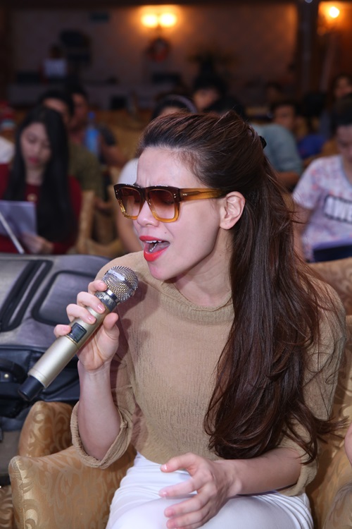 Đàm Vĩnh Hưng tạo dáng ngộ nghĩnh sau lưng Bảo Yến