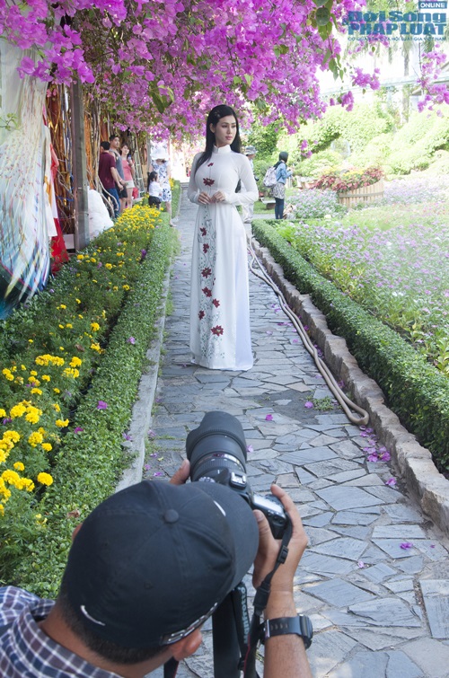 Tình cũ Hà Dũng diện áo dài gợi cảm khoe dáng đồng hồ cát