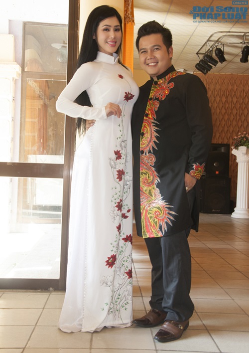 Tình cũ Hà Dũng diện áo dài gợi cảm khoe dáng đồng hồ cát