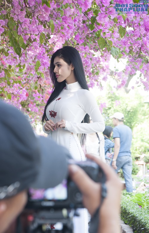 Tình cũ Hà Dũng diện áo dài gợi cảm khoe dáng đồng hồ cát