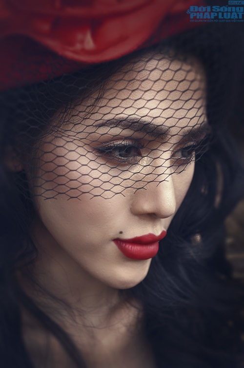 Maria Đinh Phương Ánh đỏ rực sexy bên ngựa