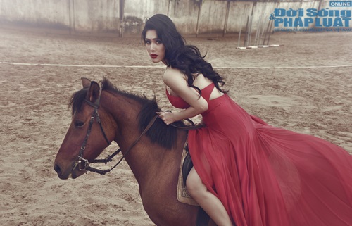 Maria Đinh Phương Ánh đỏ rực sexy bên ngựa