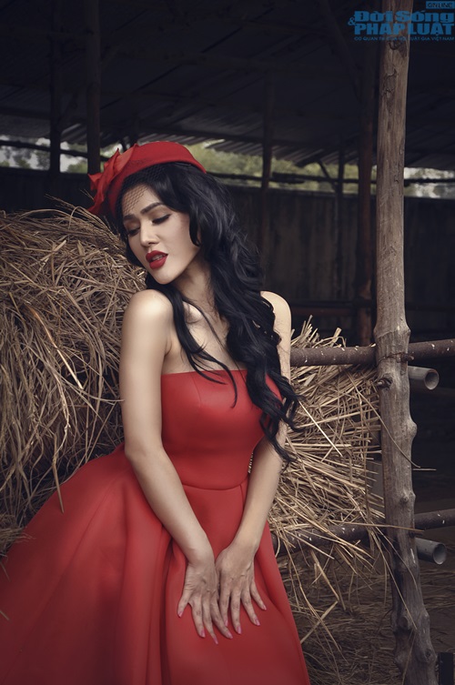 Maria Đinh Phương Ánh đỏ rực sexy bên ngựa