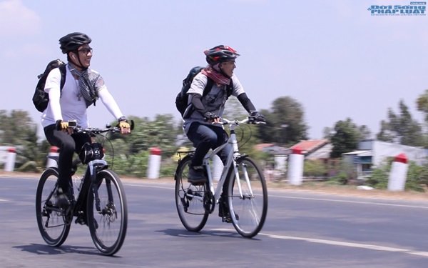 Hoàng Rapper và Tronie Ngô đạp xe 70km về miền Tây Hoàng Rapper và Tronie Ngô đạp xe 70km về miền Tây