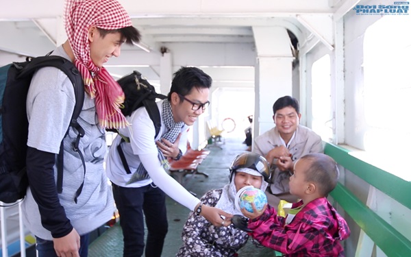 Hoàng Rapper và Tronie Ngô đạp xe 70km về miền Tây Hoàng Rapper và Tronie Ngô đạp xe 70km về miền Tây