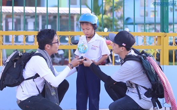 Hoàng Rapper và Tronie Ngô đạp xe 70km về miền Tây Hoàng Rapper và Tronie Ngô đạp xe 70km về miền Tây