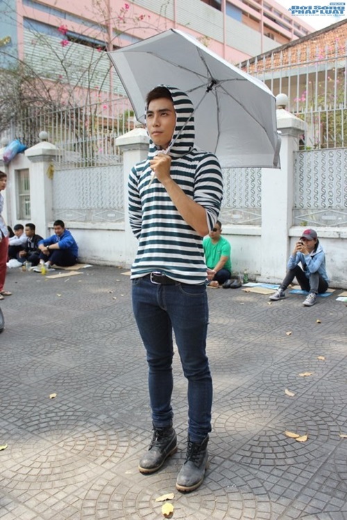 Chi Pu – Gil Lê cùng cưỡi xế “độc” bất chấp nghi án giới tính