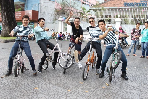 Chi Pu – Gil Lê cùng cưỡi xế “độc” bất chấp nghi án giới tính