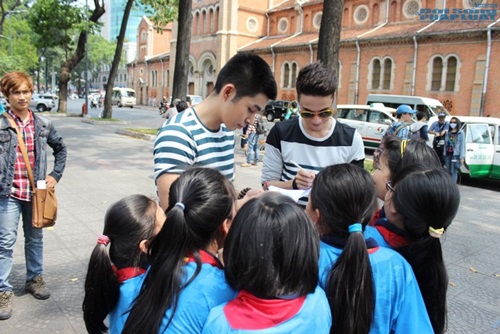 Chi Pu – Gil Lê cùng cưỡi xế “độc” bất chấp nghi án giới tính