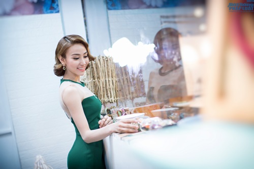 Ngân Khánh tiếc cho Diễm Hương bị cắt vai diễn Ngân Khánh tiếc cho Diễm Hương bị cắt vai diễn