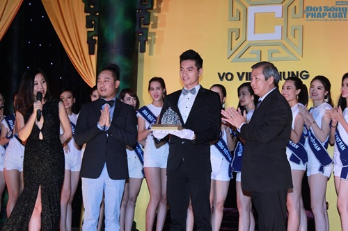 Người đẹp “Hoa hậu Đại dương” diện áo dài khoe dáng chuẩn