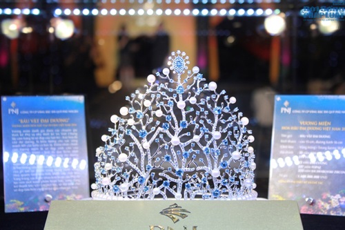 Người đẹp “Hoa hậu Đại dương” diện áo dài khoe dáng chuẩn