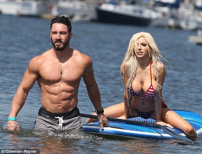 “Cô dâu 19 tuổi” diện bikini khoe ngực khủng tình tứ trai lạ “Cô dâu 19 tuổi” diện bikini khoe ngực khủng tình tứ trai lạ