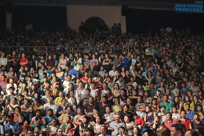 Liveshow Dấu Ấn Ngọc Sơn: Khán giả đập vỡ cửa kính NTĐ